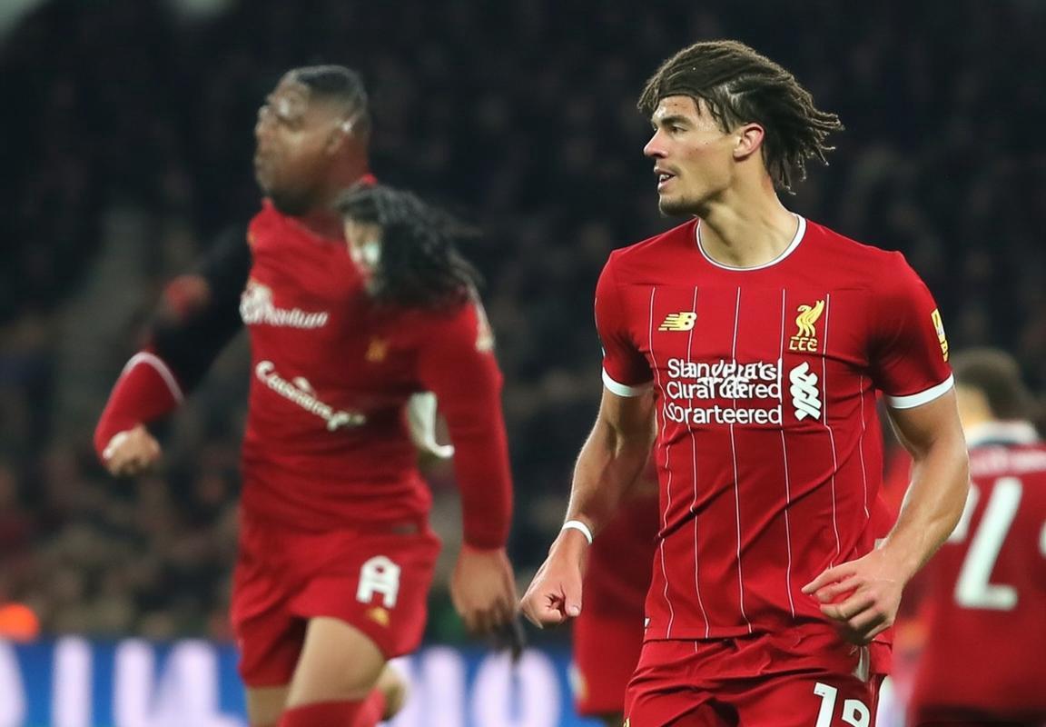 利物浦防线问题解析：范戴克状态下滑与阿诺德防守漏洞成欧冠小组赛失守关键，克洛普战术调整迫在眉睫