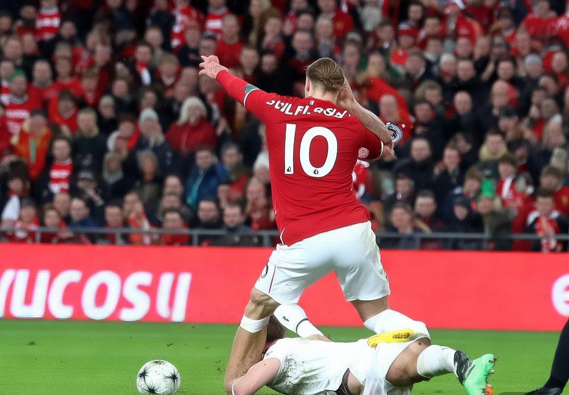 范戴克手球引发英超争议判罚：透视运动压力下的足球规则模糊地带